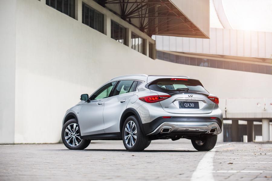  Infiniti QX30 2.0t AWD 2016 года  (фото 11 из 30)